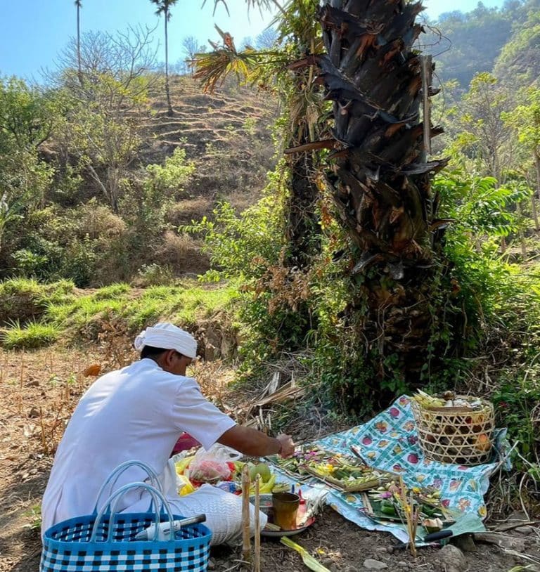 Hindu Mangku (Priest) performing a Hindu house blessing ceremony on the Vesica Villas Celuke project in Amed, Bali.